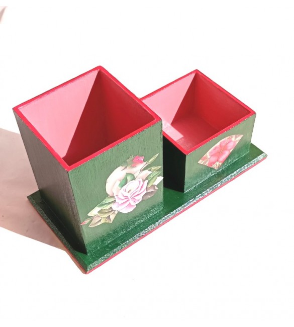 Porta caneta e porta clips decorado em M D F.